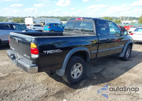 2002 Toyota Tundra Sr5 V8 z USA, uszkodzony, nr VIN 5TBBT44132S275820